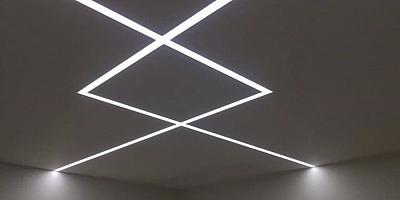Натяжной потолок световые линии в гостиную
