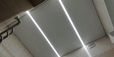 Натяжной потолок в ванную световые линии